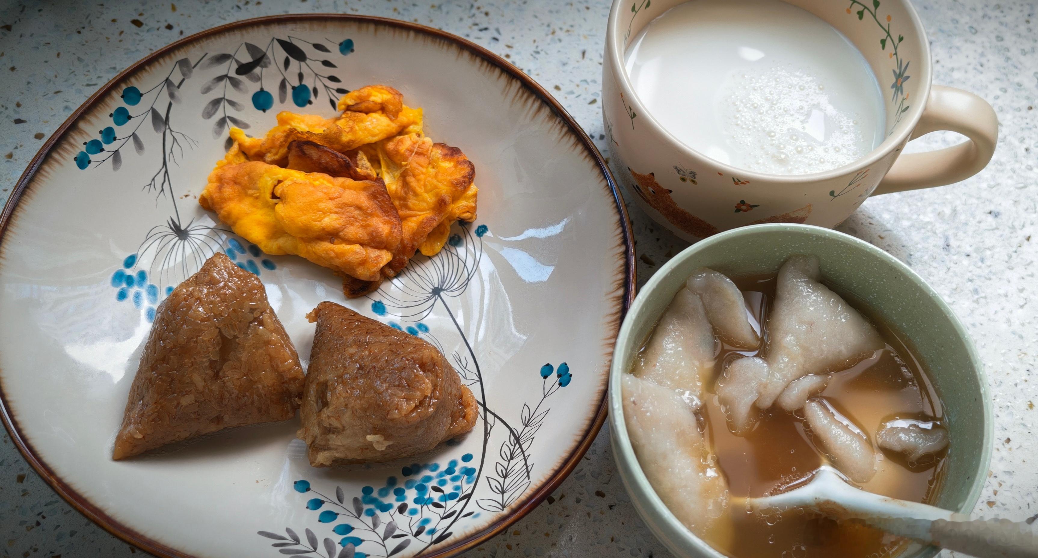 早安[太阳]今日早餐粽子+芋饺汤 ​​​