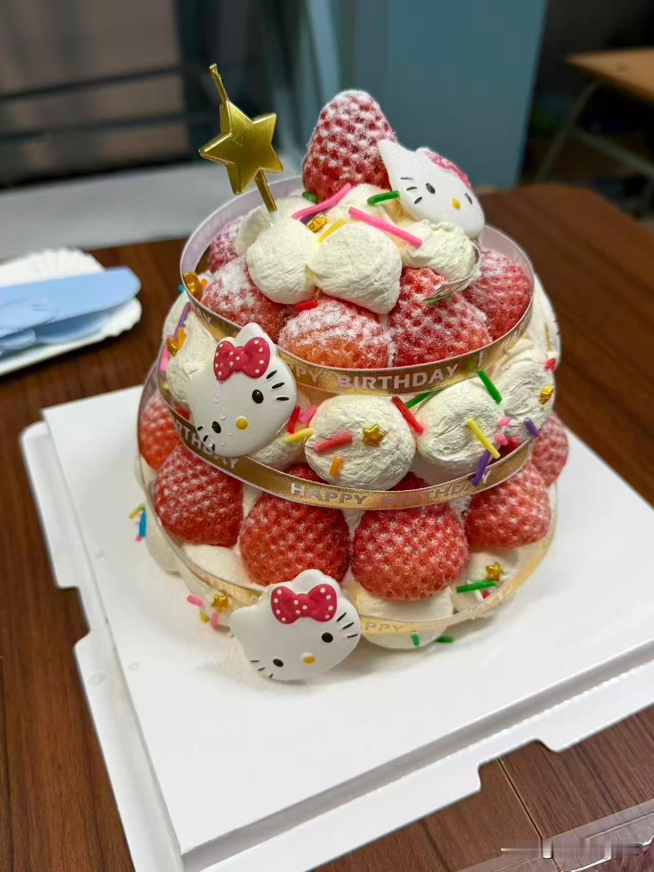 现在蛋糕都好漂亮
这样子的，可能小朋友看见都喜欢
都想买吧？
现在真的是什么样子