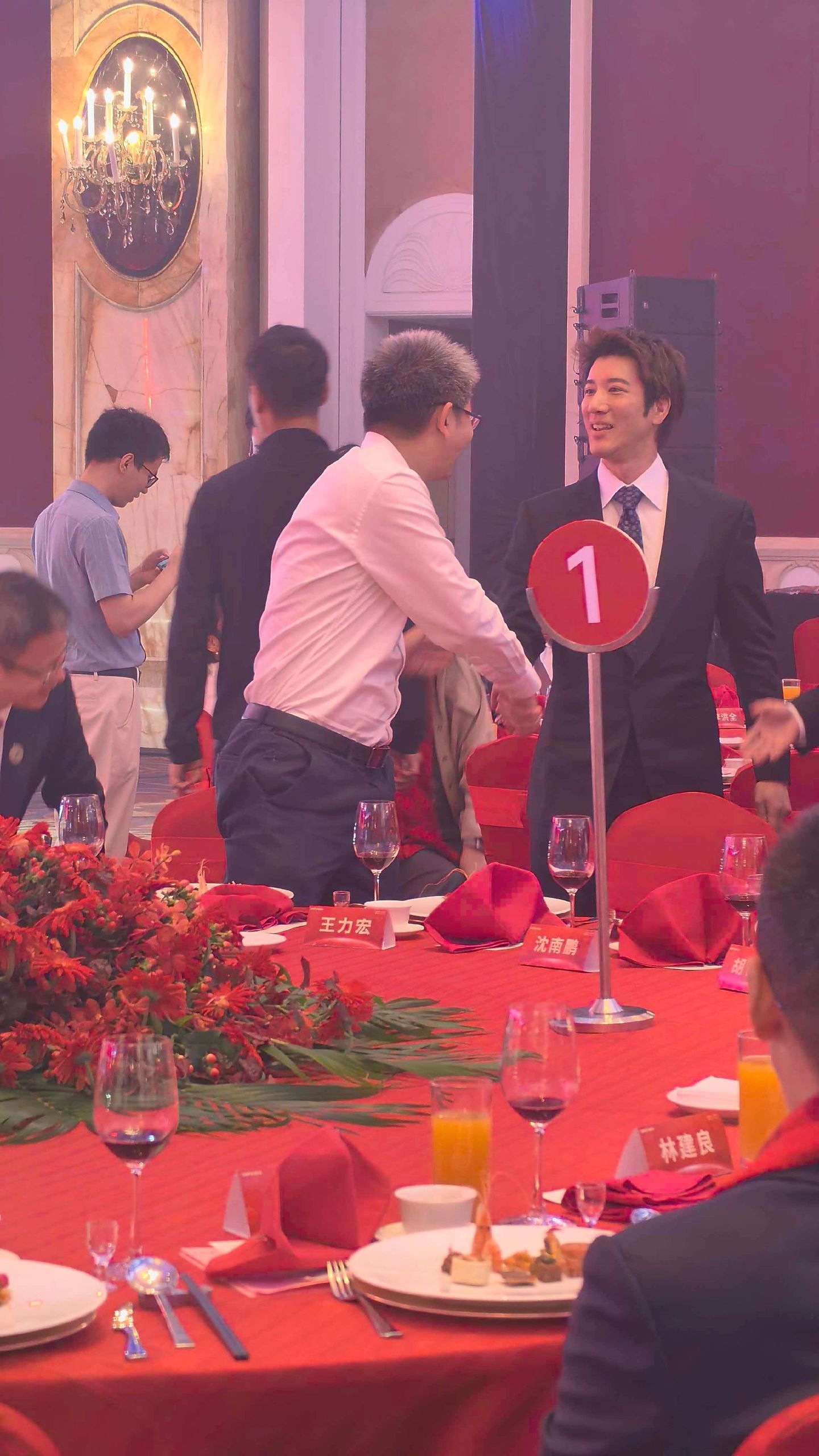 宇树科技上市庆功照流出原来以为宇树请王力宏是谐音梗，力宏≈利红，直到王力宏上台发