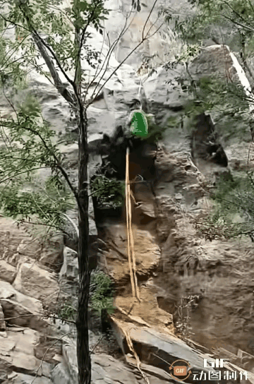 作死。一群中年男女组织部爬山，在爬山的过程中，其中一名男子为展示自己的力量，在没