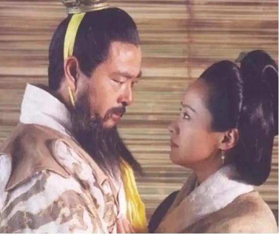 208年，35岁的蔡文姬嫁给了22岁的董祀，新婚之夜，董祀对三婚的蔡文姬，很是反