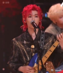 余宇涵新红发狼尾造型余宇涵在《荣耀之战》演唱会全新红发狼尾造型是战斗形态，每一帧