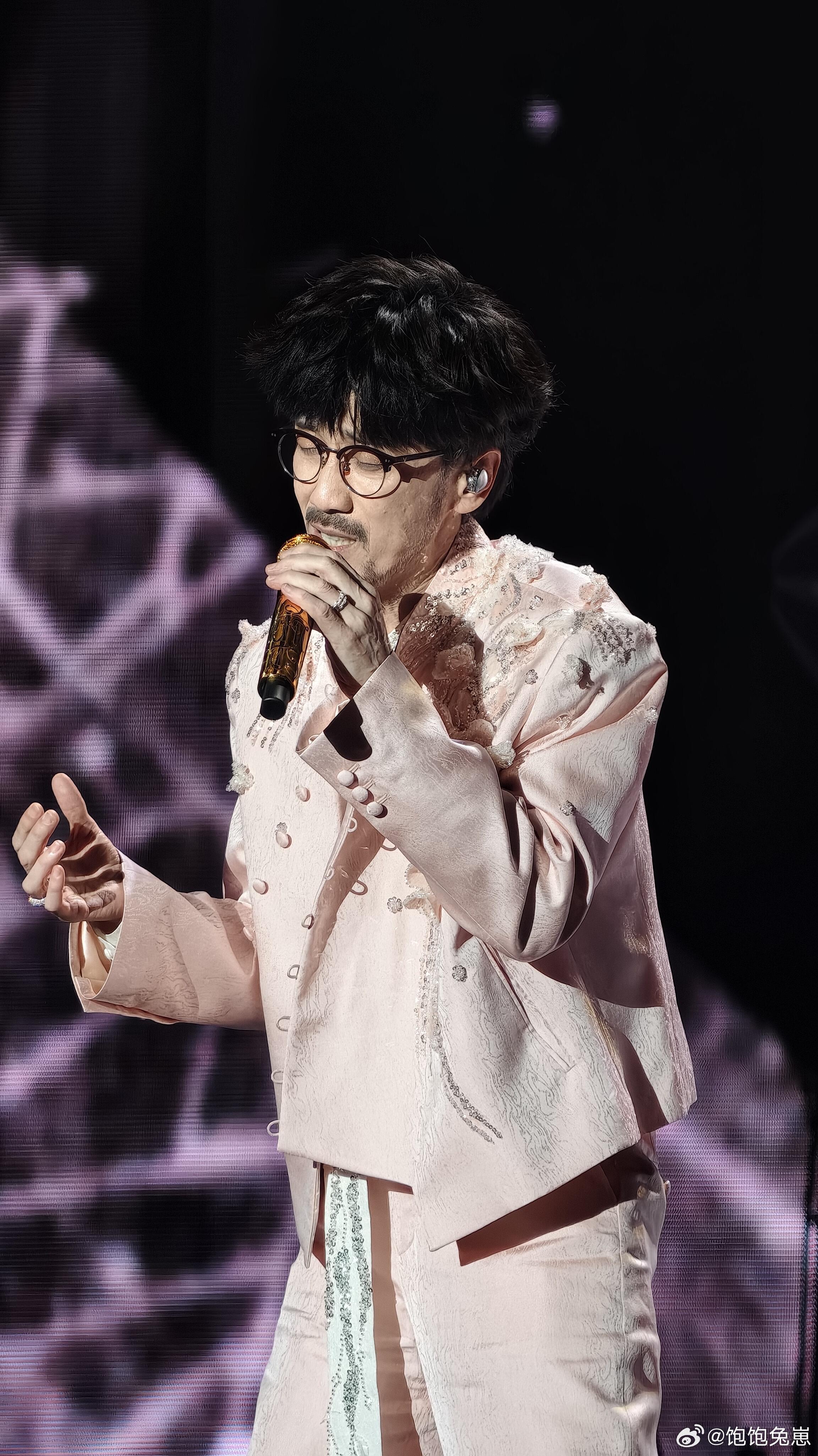 周传雄古风小生快哉快哉周传雄演唱会新歌首唱延续苏轼词作的国风新歌，专门挑杭州这座
