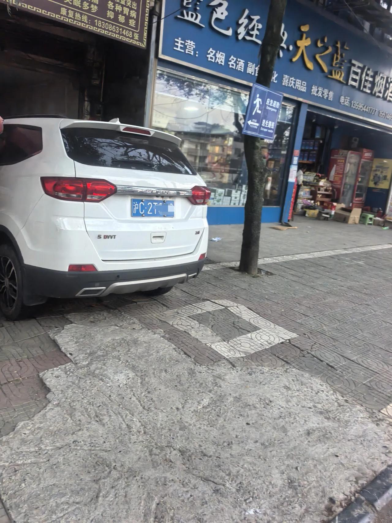 今天在街上发现一辆上海车牌的车。我突然就明白了，广州为什么比不了上海了。
你看看