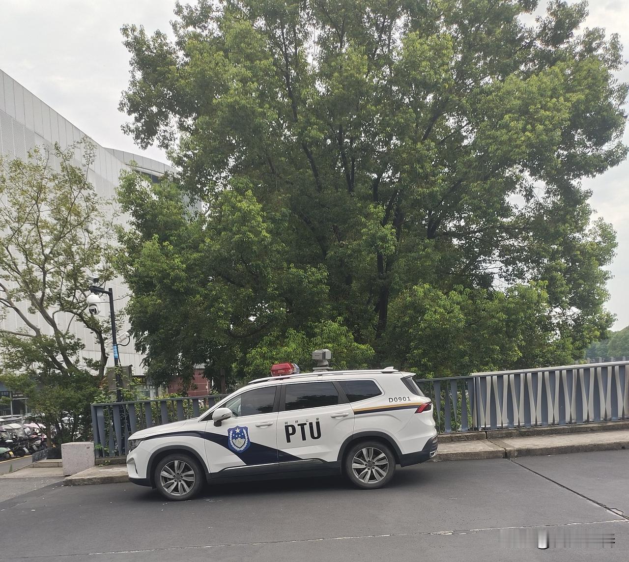 以前看见的警车都是写Police，
今天浙江绍兴市柯桥区见到一辆警车写PTU，不