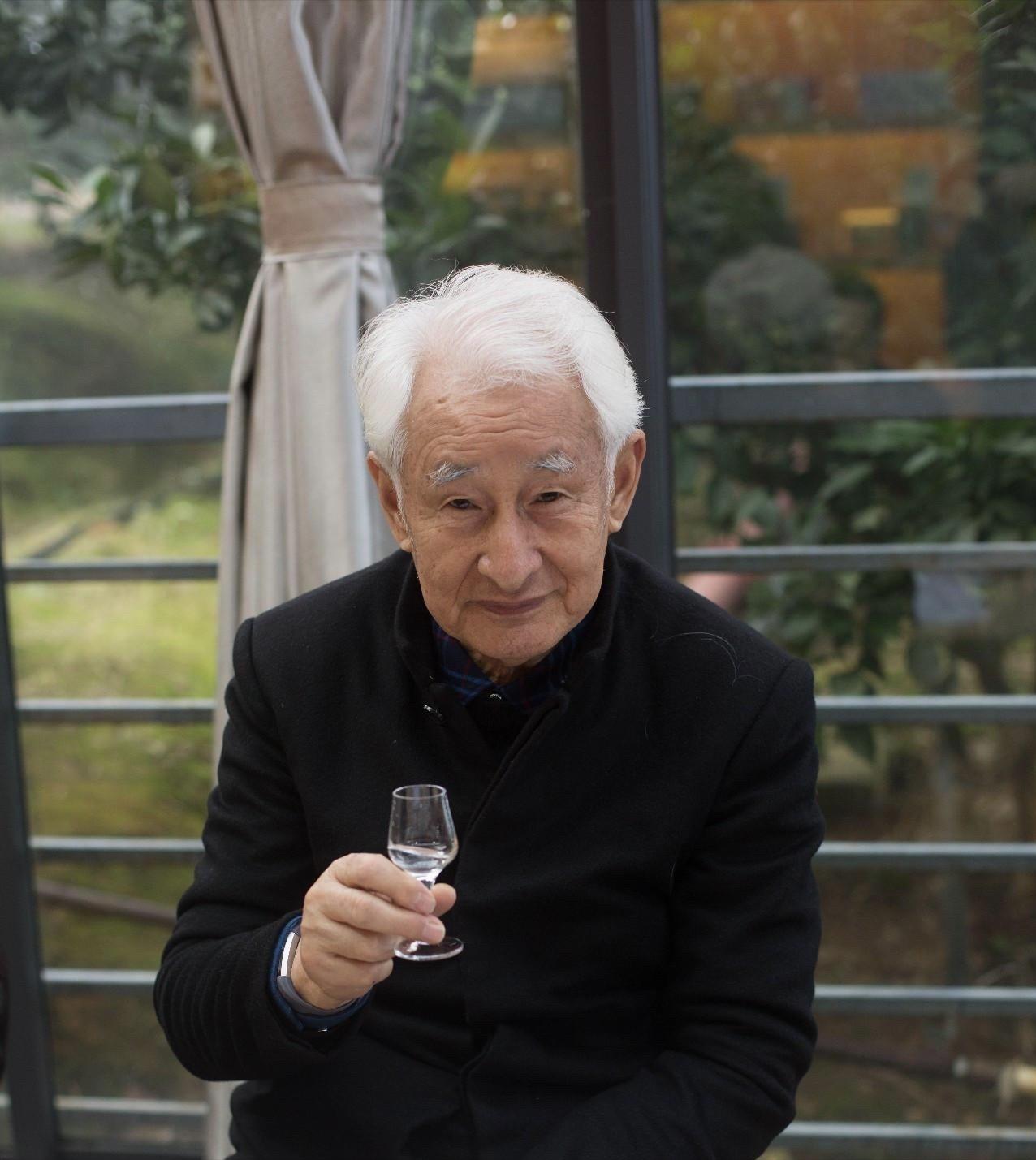 世界上喝茅台最多的人叫季克良。

他在茅台工作50年，喝掉2吨多茅台，凭借“最贵