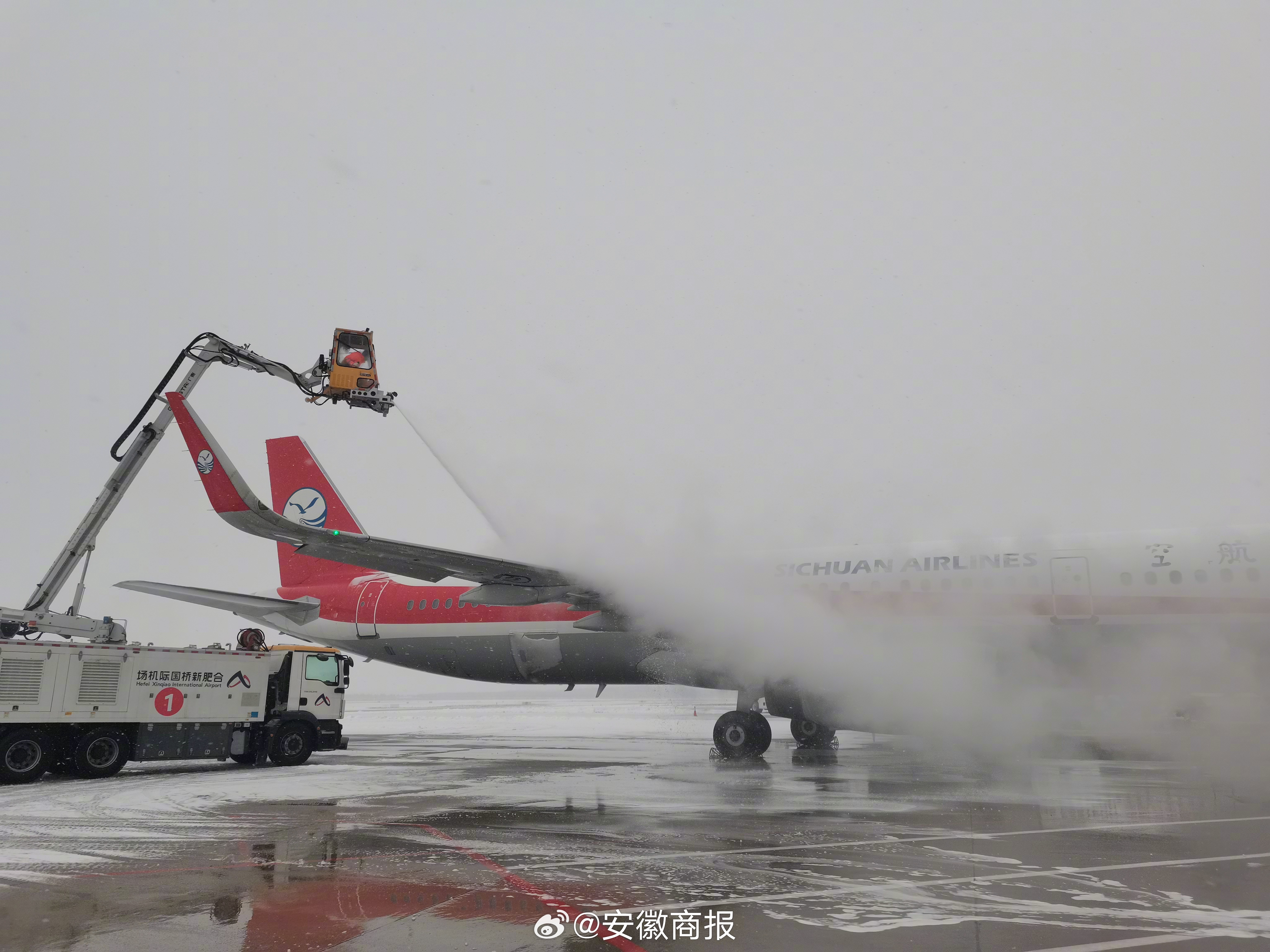 #合肥雪越下越紧# 【#合肥机场临时关闭1小时除冰雪#，现已恢复正常】今早05:
