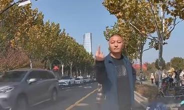 不作死就不会死，遇到一个急脾气的恐怕死无葬身之地！横穿马路本就漠视交通规则、不顾