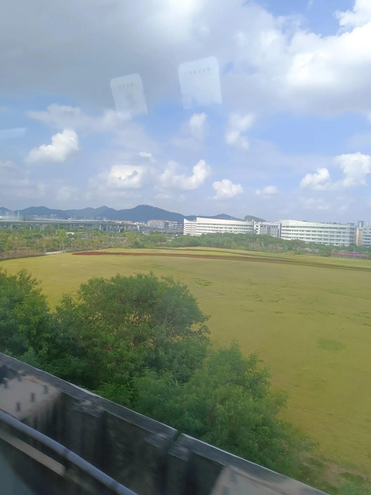 #一张图证明秋天来了# 
深圳地铁11号线机场段的风景
#分享深圳的美景#