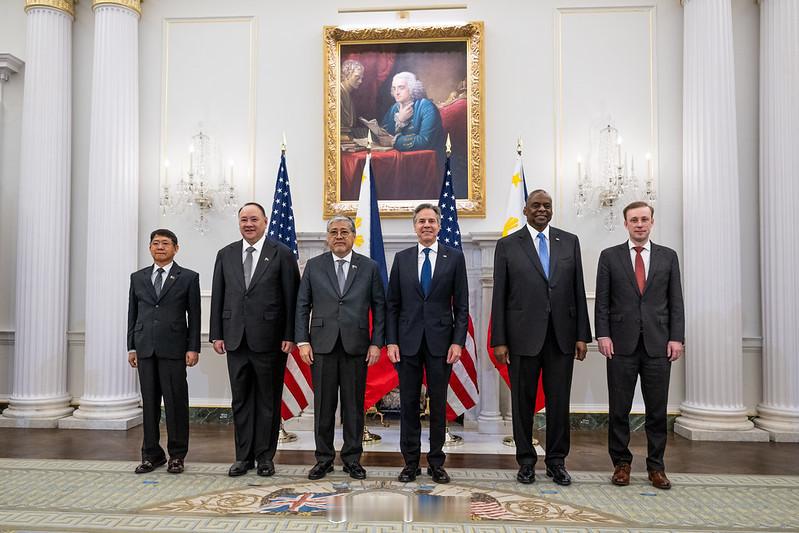 这么一站着，奥斯汀的身高是真高……图片说明：美国国务卿安东尼·布林肯、国防部长劳