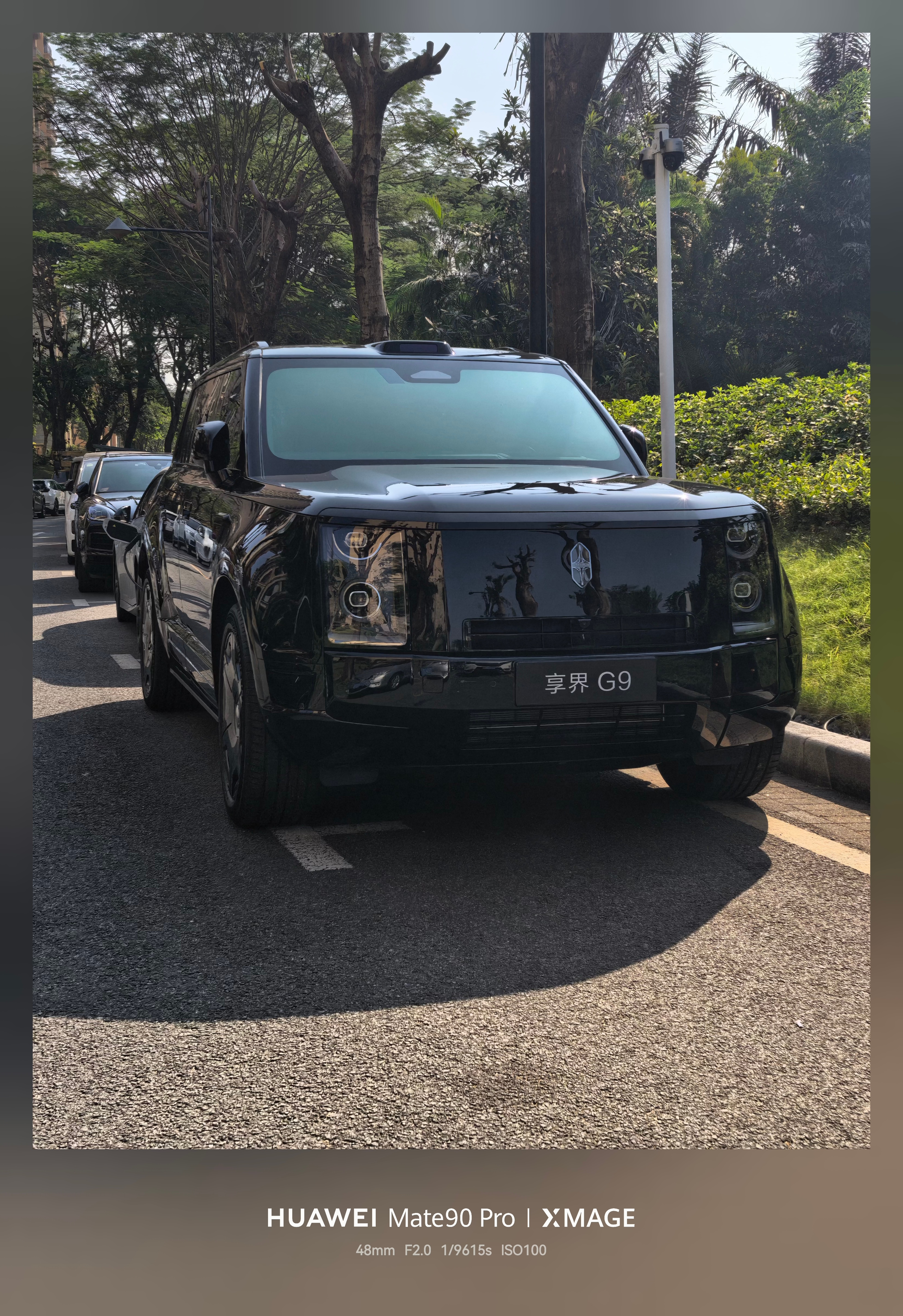 小区又上新车了，这次是黑曜版享界G9 ～挺帅，这2000元花的值[馋嘴]鸿蒙智行