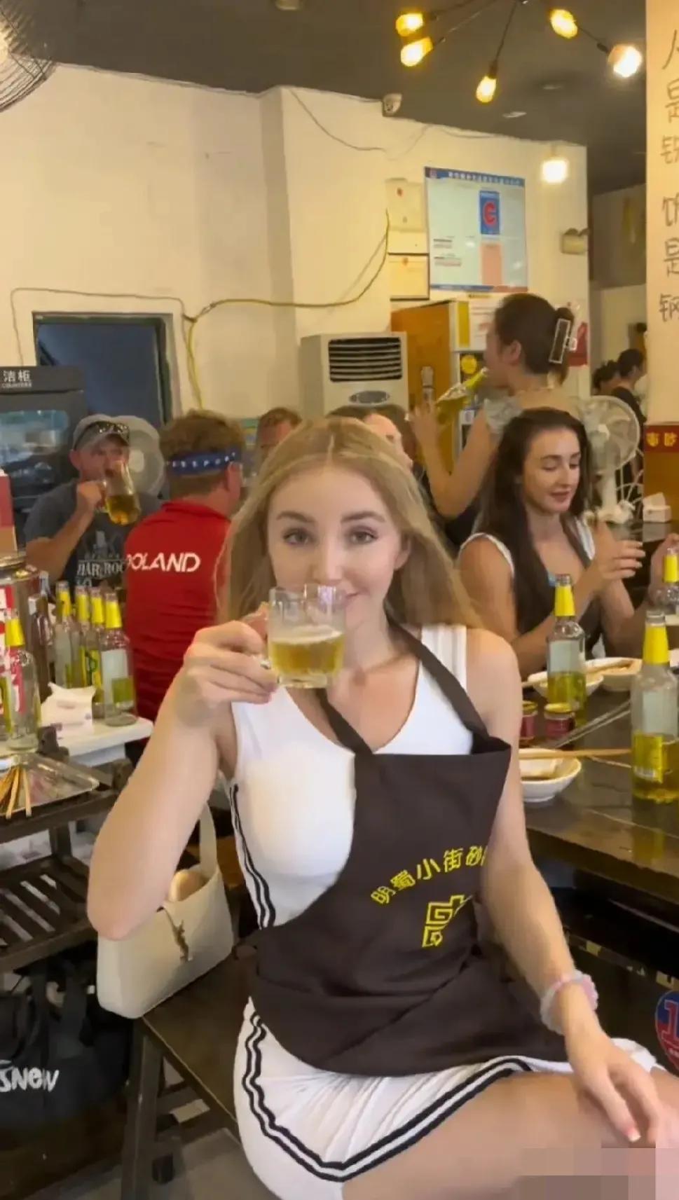 看出来了，
外国大学生都放飞自我了，
他们来成都大运会是来玩的。[呲牙]