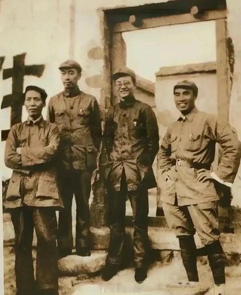 刚刚走完长征的伟人们，个个都是瘦骨嶙峋，却是他们撑起了民族的脊梁，致敬！ ​​​