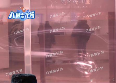 原来狗仔说的顶级资源咖女明星是杨采钰她和男友一起现身妇产科医院……  