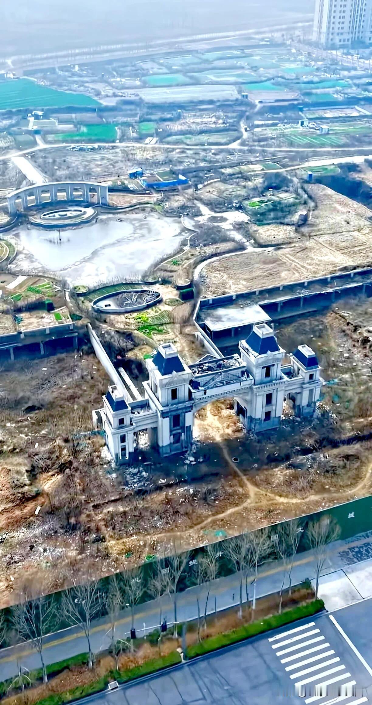 现代“空城计” 遗址公园！
记者:恒大御湖天下，楼呢？
恒*:卖完啦～
记者:我