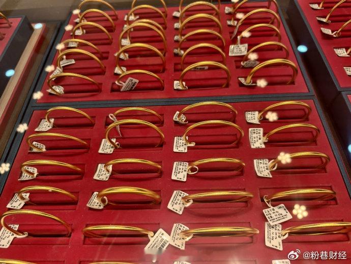 【三家金店半年关店超千家：金店从卖金子变成卖情绪价值】从头部黄金饰品上市公司的财