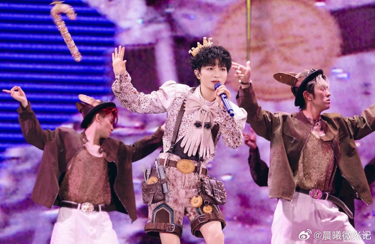 周深吃瓜吃到歌迷头上 周深：你一顿胡乱操作准备干什么。男歌迷举起手机，周深没看到