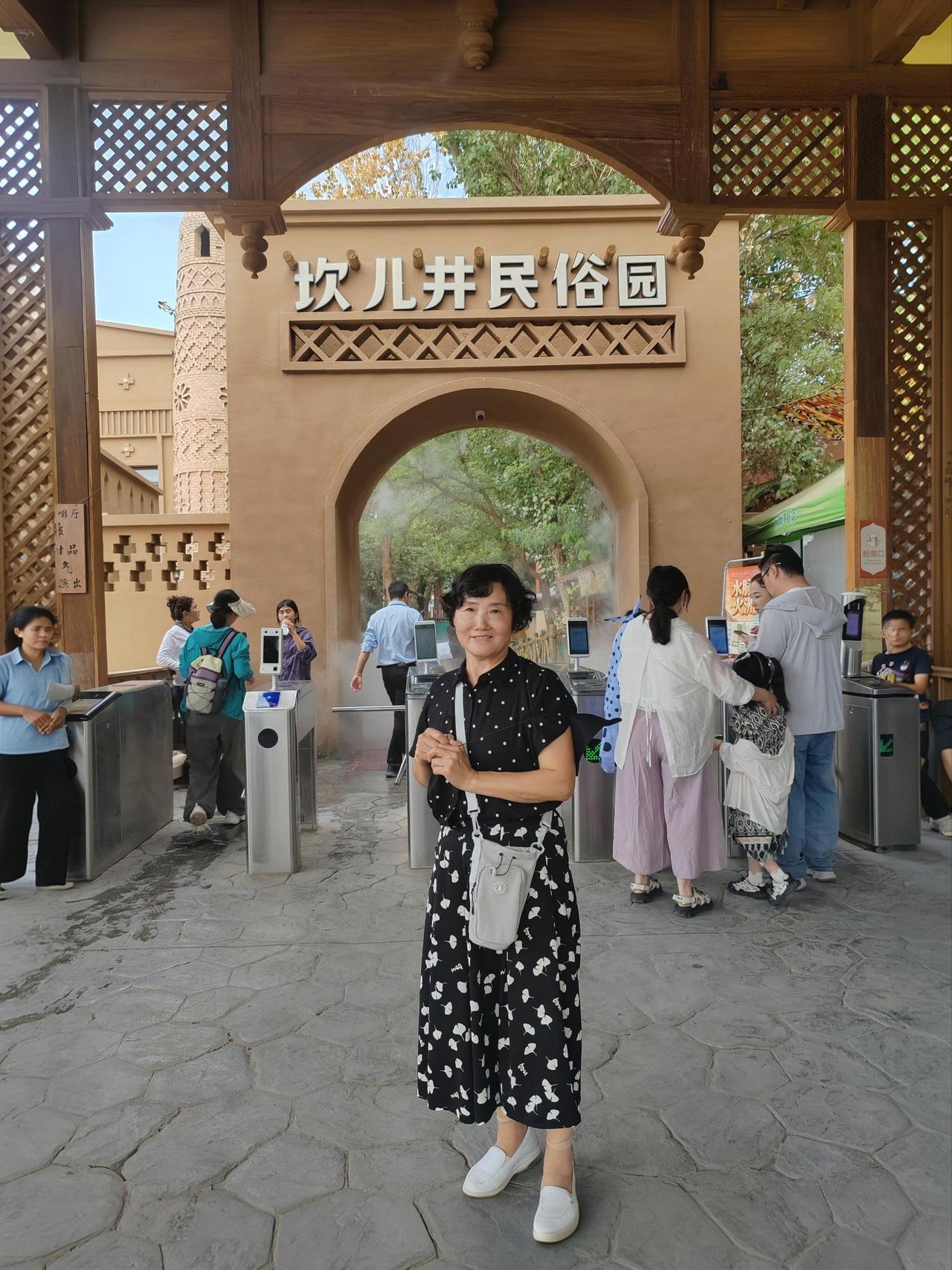 这项伟大的千年水利工程，凝集了世代劳动人民的智慧和辛劳。古代先民为了在干旱的戈壁
