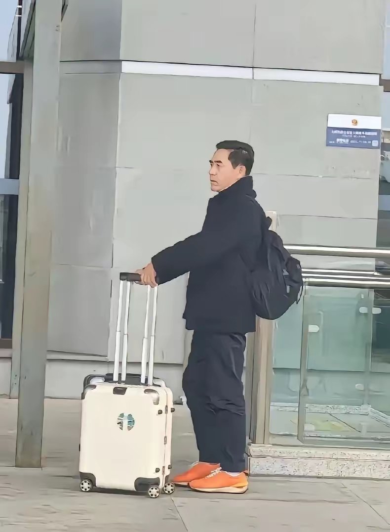 这才是真正的老戏骨，我就喜欢这样接地气的演员，不张扬，不讲排场，不需要助理，更不