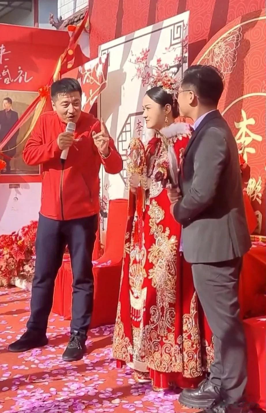 张雪峰参加员工婚礼，舞台上为了催促新人多生娃，一番话让全网“羡慕嫉妒恨”，新郎新