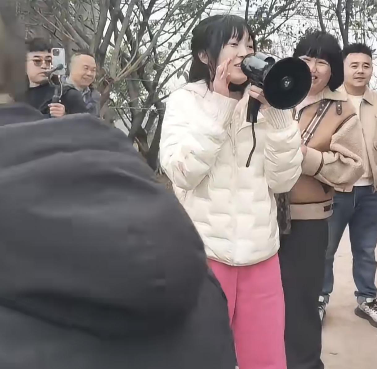 一个人到底能闯多大的祸
合川文旅辛苦宣传了一年自己的故乡
结果却被两头猪带火了 