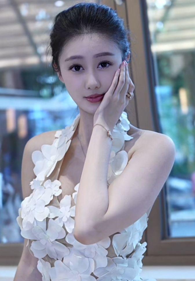 性与爱互补
女人用性回应偏爱，
男人用爱换取风情。
女人盼性拴住人心，
男人盼爱