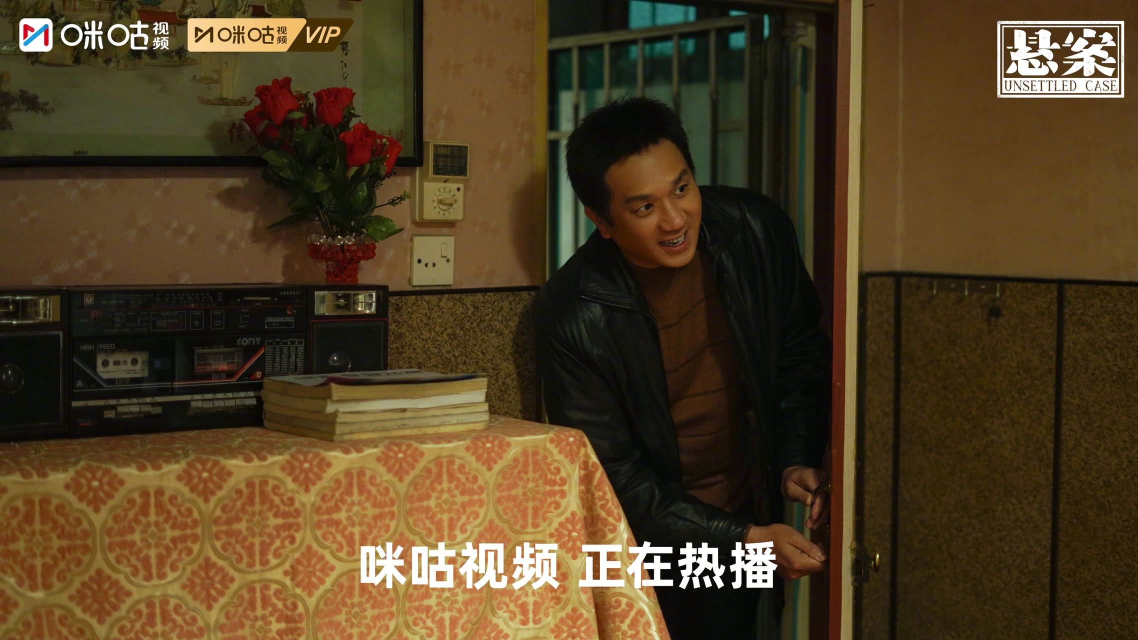 #上咪咕看悬案# 卞记旅馆抢劫案侦查进入攻坚阶段，办案民警李感埋首案前潜心研究指
