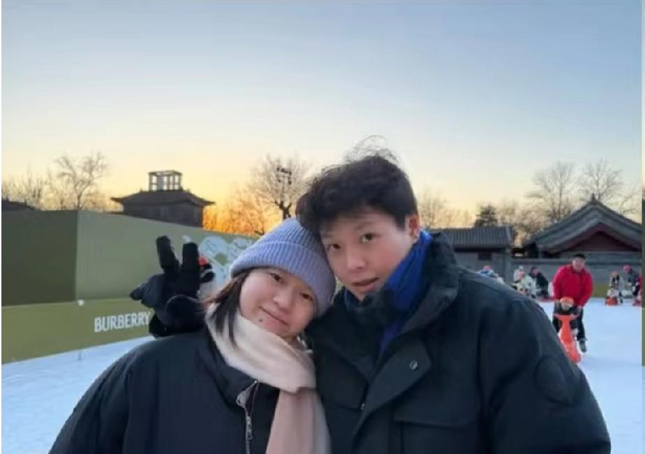 冬至刷到陈艺文和全红婵的合影，直接被暖到了！全红婵软软地把头靠在陈艺文肩上，小模