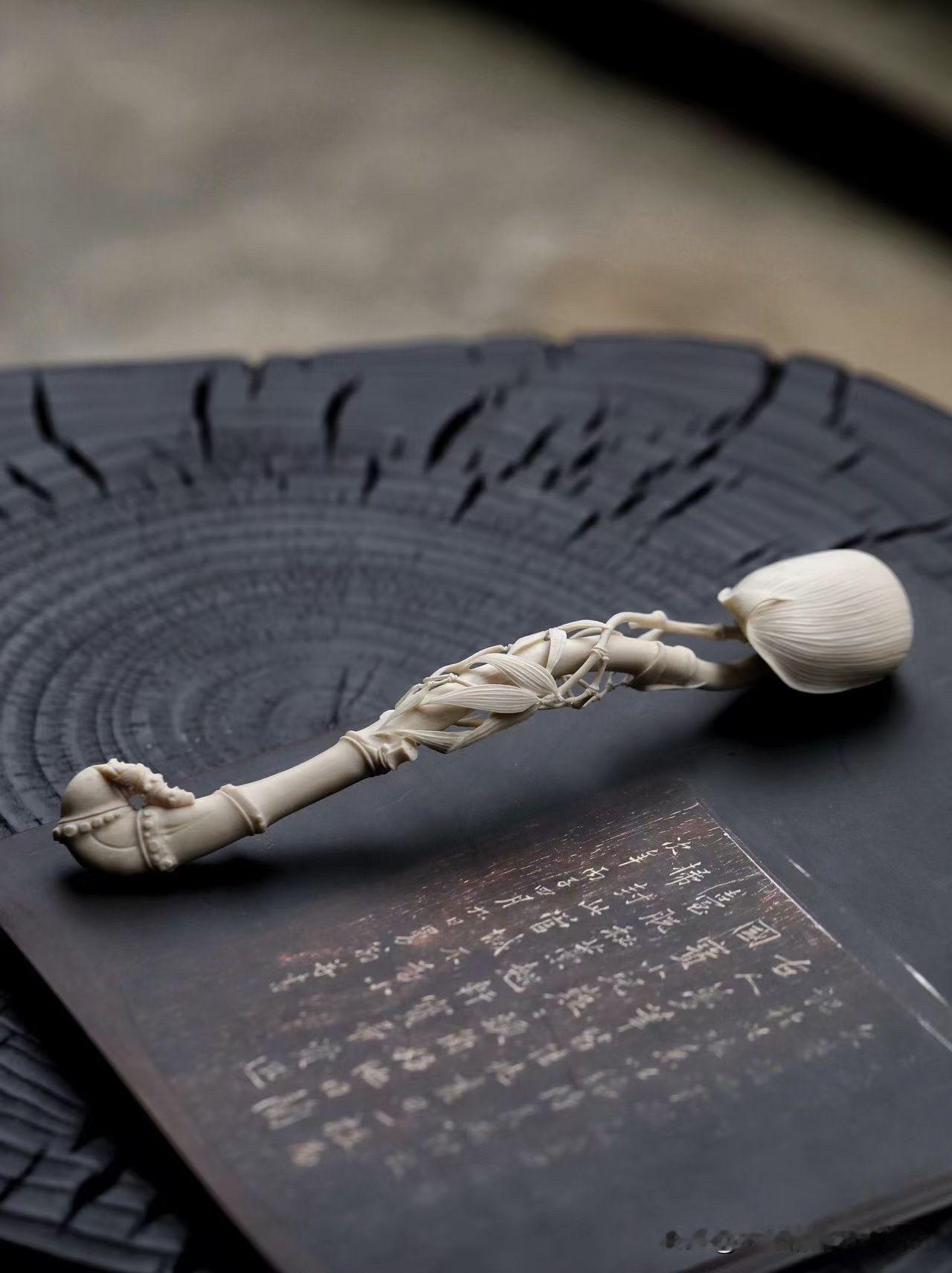 有些如意，是“吉祥”；有些，是“分寸”。

这柄猛犸「竹报平安」，不在于雕得多繁