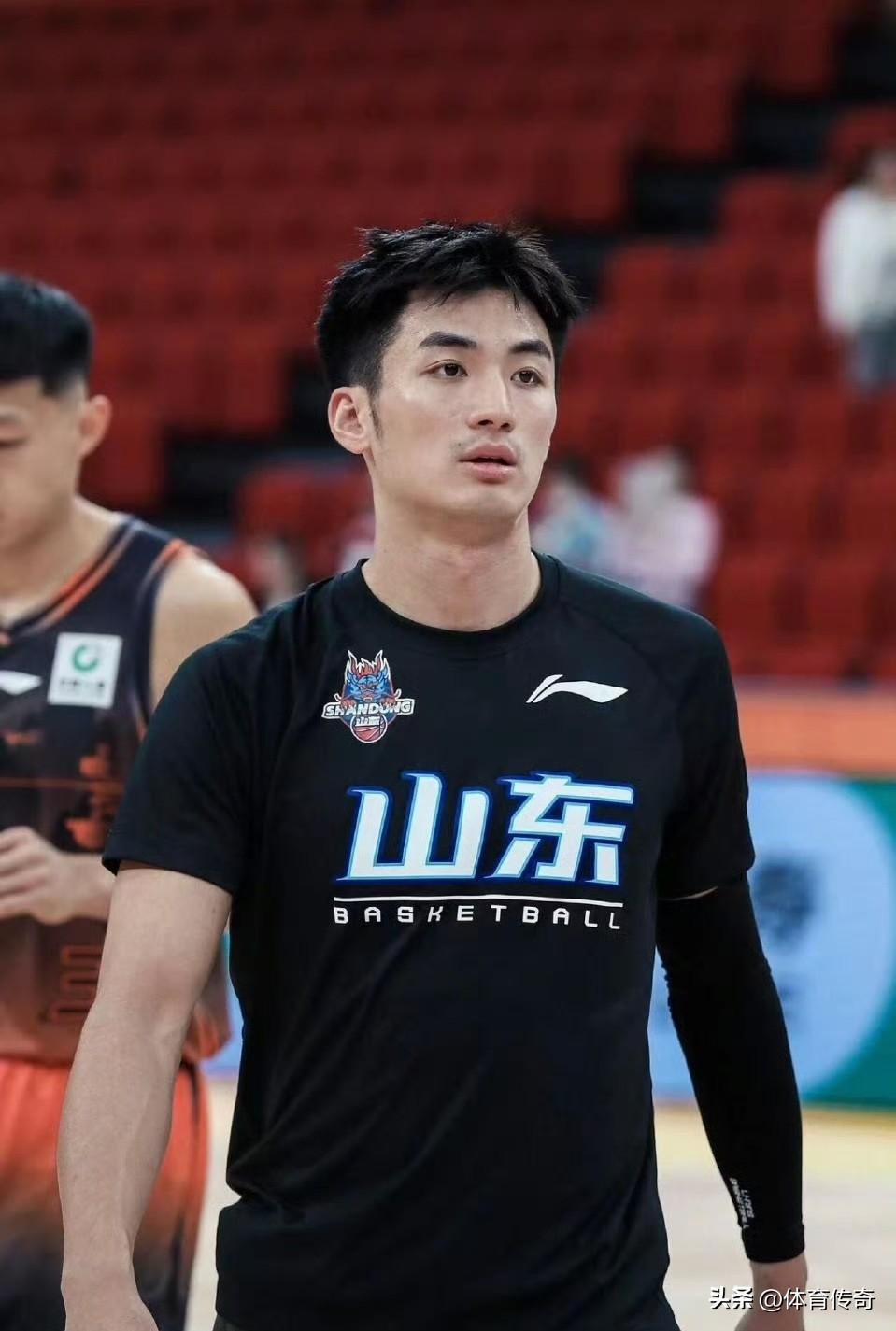 山东高速男篮队员于德豪在训练中不慎将膝关节扭伤，将缺席今晚主场对阵广东队的比赛。