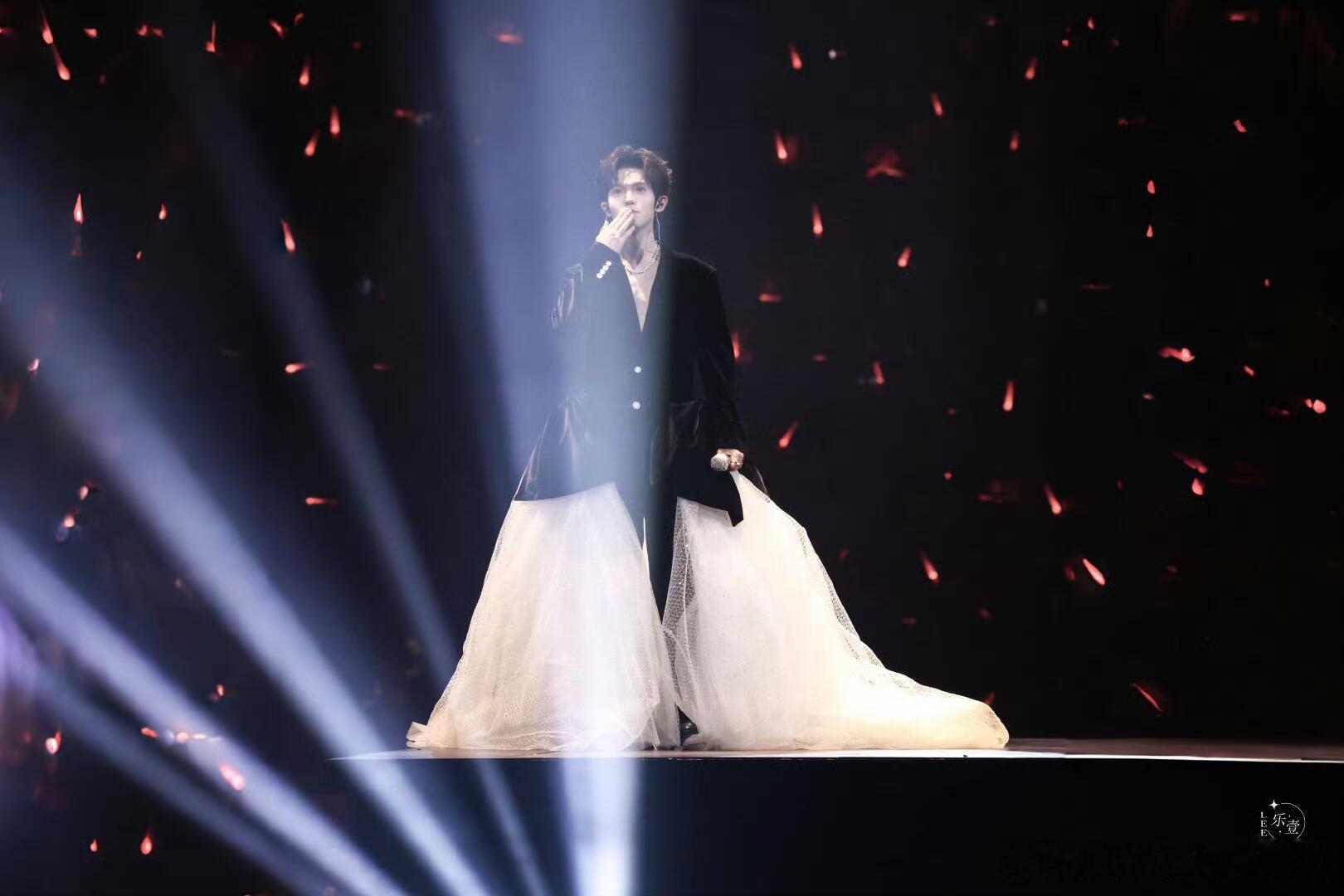 #李昊[超话]# 这不是老公是什么我请问？李昊我要缠了你一辈子，李昊每次都能美出