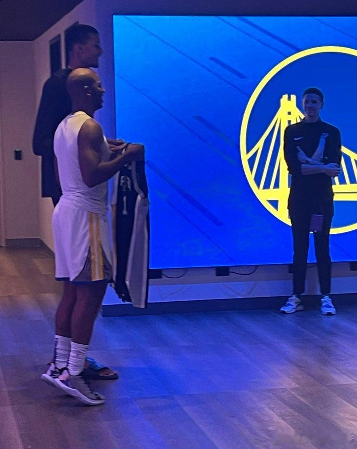 感觉全网都在期待保罗和文班的组合！！马刺球迷好了 保罗的球衣甚至都不用换[二哈]