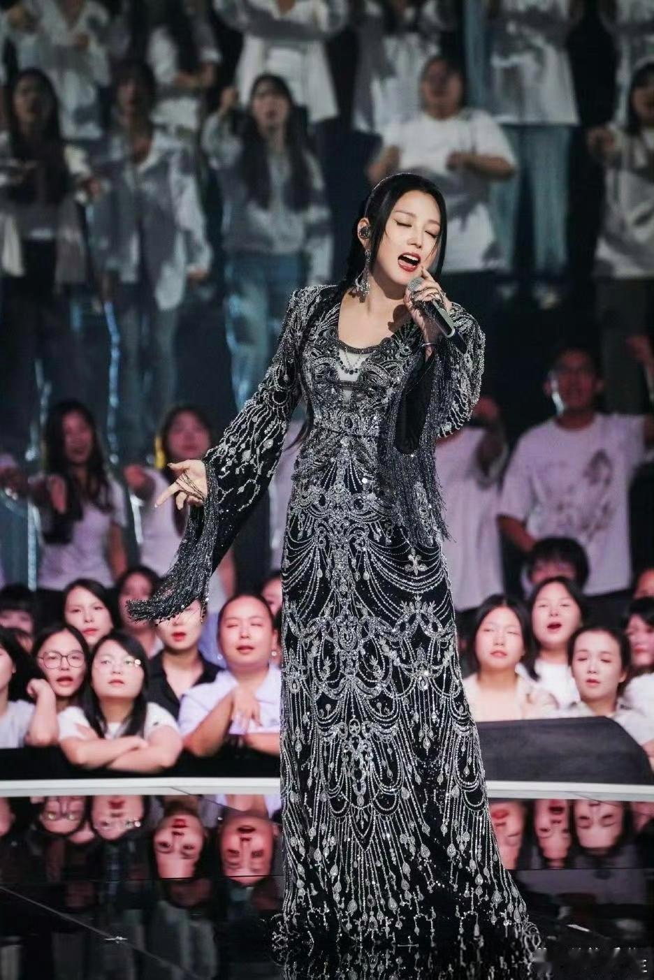 这个妆造师太厉害了，何洁被她打扮得既高挑又苗条 