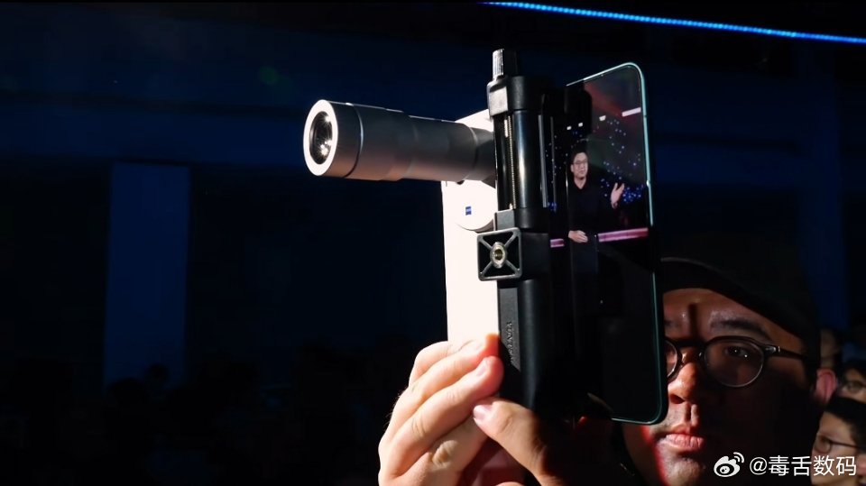 折叠屏也能套增距镜啦，vivo X Fold6折叠首发蔡司增距镜G2