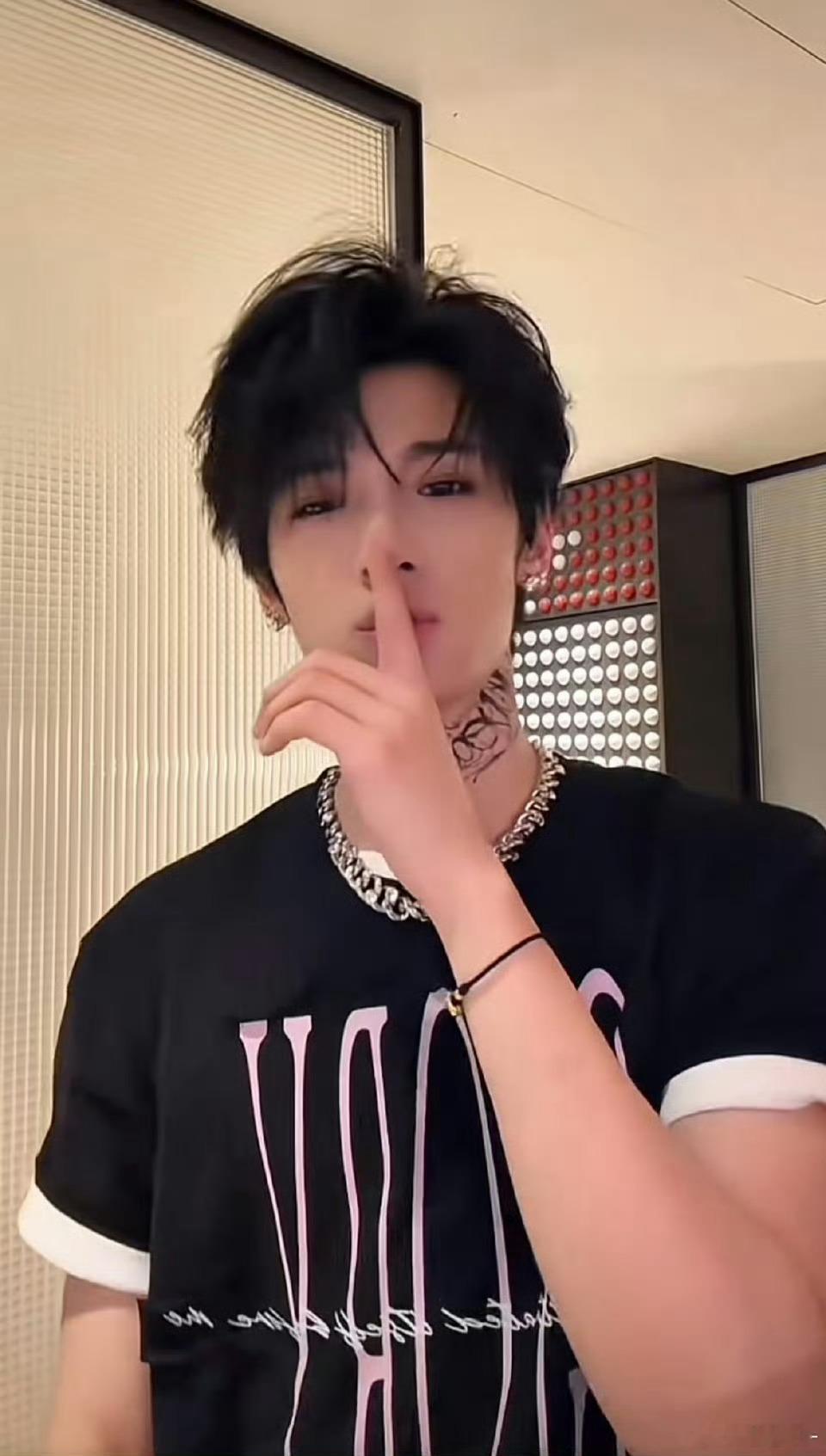 内娱就这么陪张峻豪胡闹救命！看到惊蛰无声海报直接幻视张峻豪“嘘宇宙”！内娱真就全