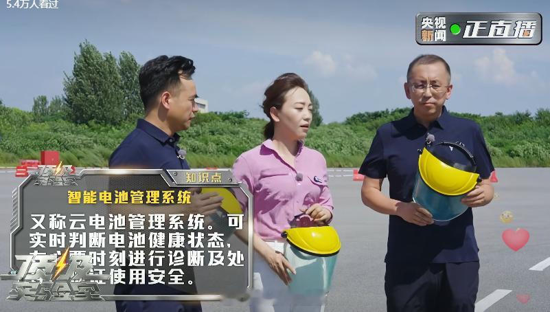 岚图汽车为了考验电池的安全性，岚图直接用吊车把电池包从5米的高空中无情的摔在地上