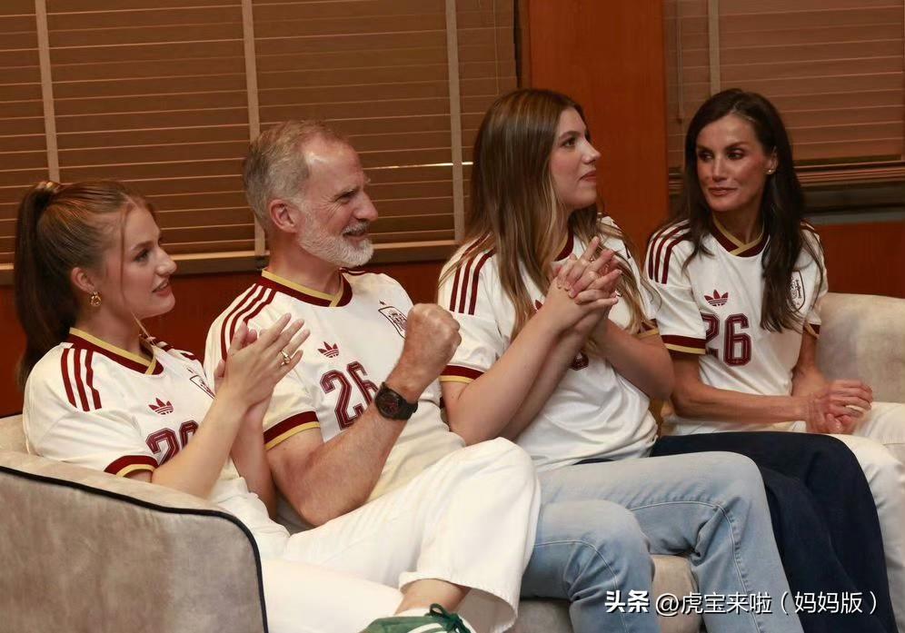 费利佩国王一家四口观看足球比赛，赢球的那一刻，女儿们激动滴和同样激动的父母拥抱庆
