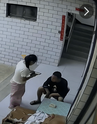 夫妻俩本想秀恩爱。
结果却让儿子看了笑话？
真是太尴尬了[笑哭]婚后那些搞笑事