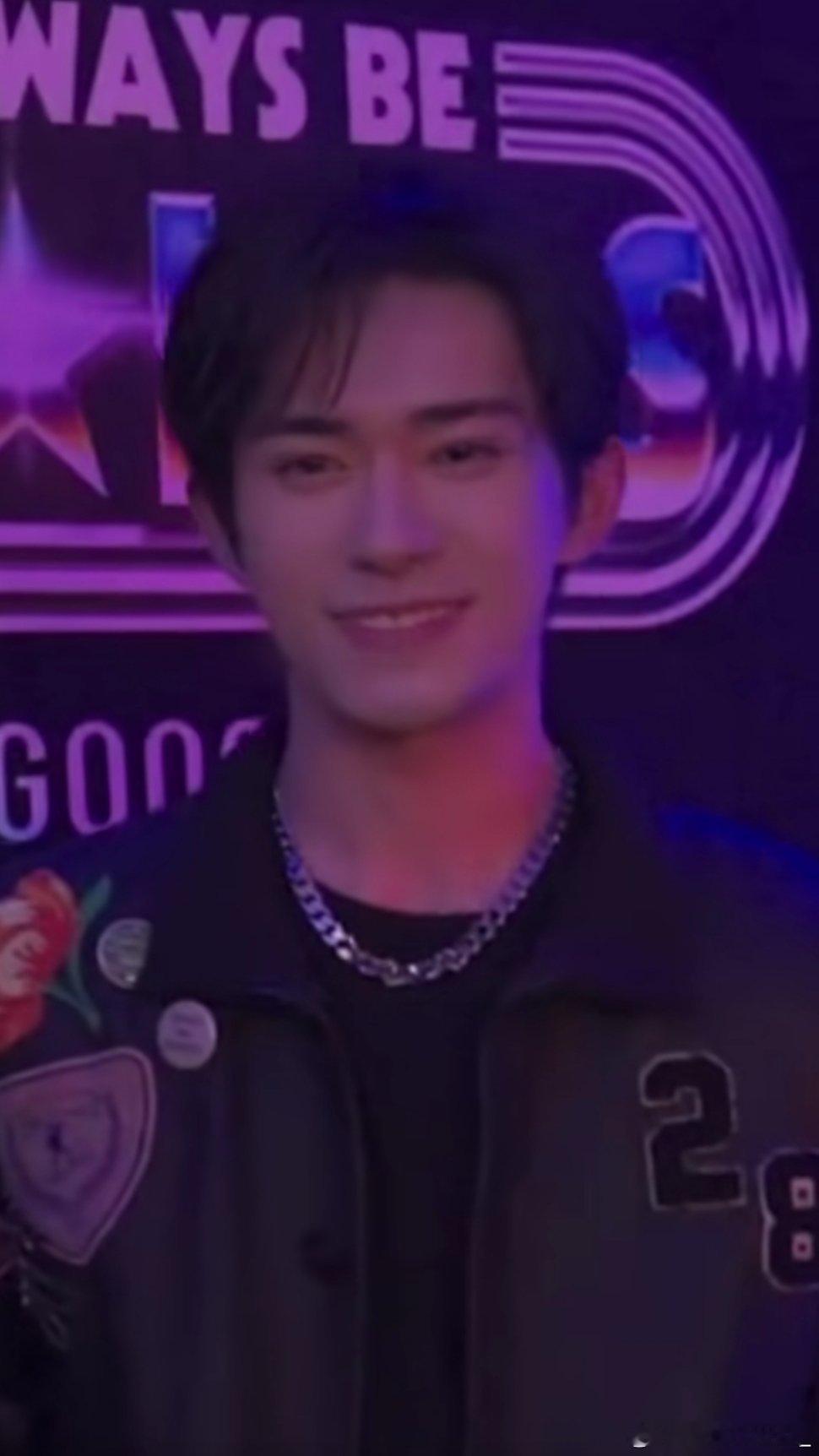 #易烊千玺[超话]# 我天千玺你也太涩了，这个下颌线！这个喉结！这个笑！随便拉一