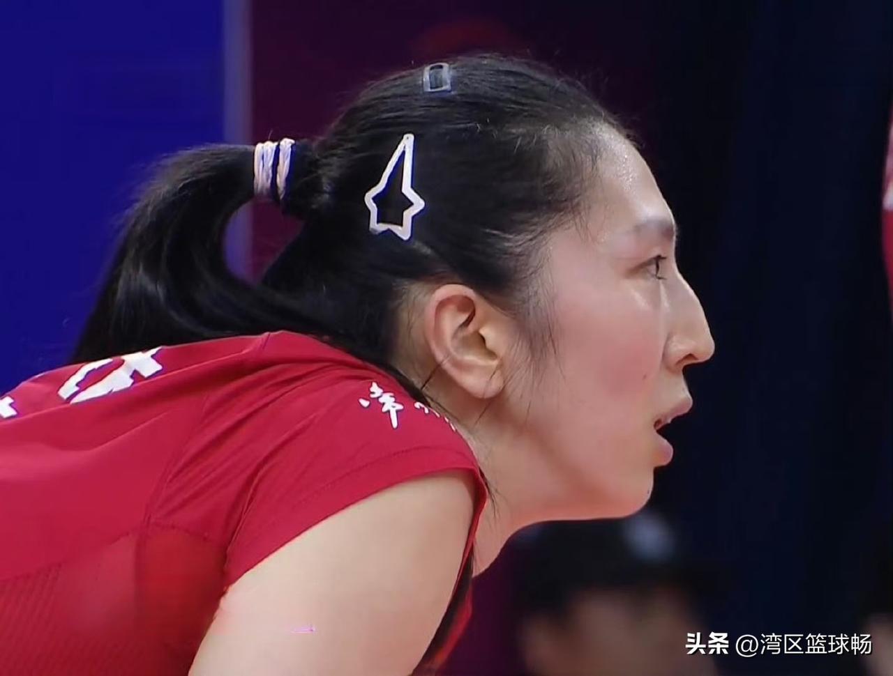 吴梦洁一句“抗干扰能力不好”，撕开江苏女排客战疲软的残酷真相！上海主场震耳欲垒的