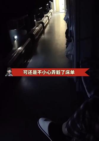 月经弄脏火车床单女子再发声。这事闹了半年还没完，张女士直接把兰州客运段告了。我反