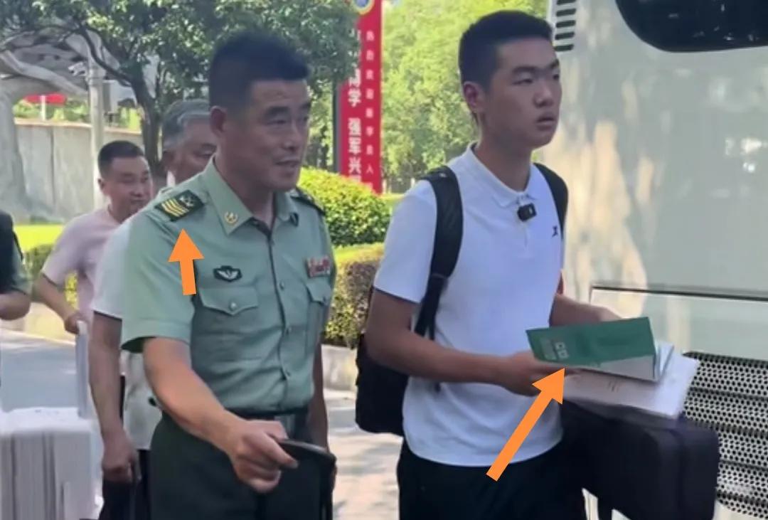 “兵王”一级军士长送儿子到国防科技大学报到。