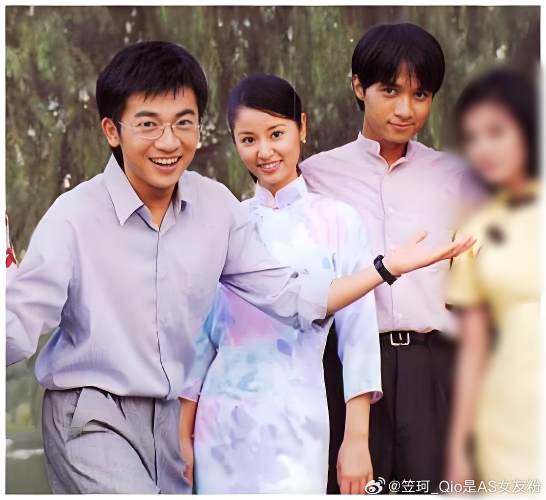 杜飞  我年少时偶然识得了那人间绝色，如同明月，至今喜欢  专栏 · 人间水蜜桃