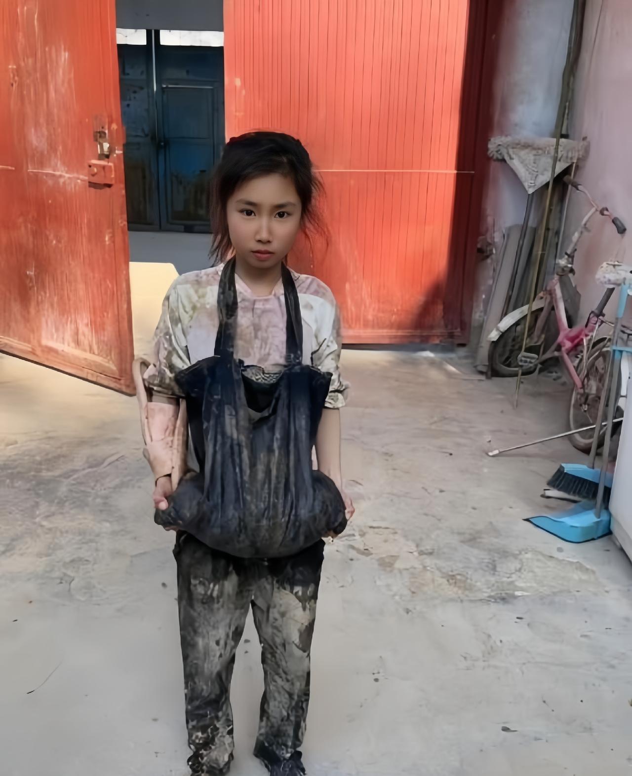 “笑不活了！”陕西，女子看到女儿往书包装盆。她问女儿: “拿盆干啥。”没想到，女