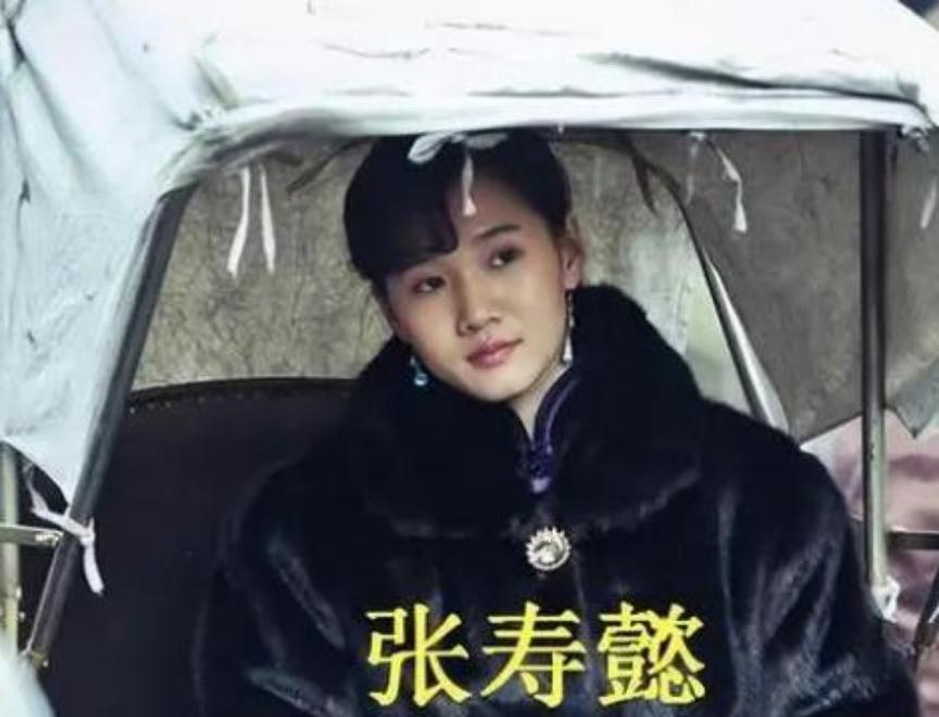 1928年，张学良回奉天给父亲张作霖奔丧，见五姨太张寿懿浓妆艳抹，心头火起：“你