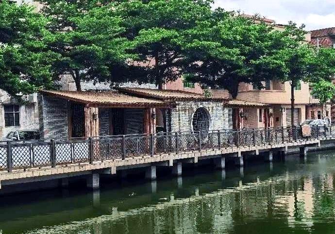 定风波慢 · 万江大汾村行

树荫行、抬眼凝望，果垂串串光照。黛瓦青砖，河流绕宅