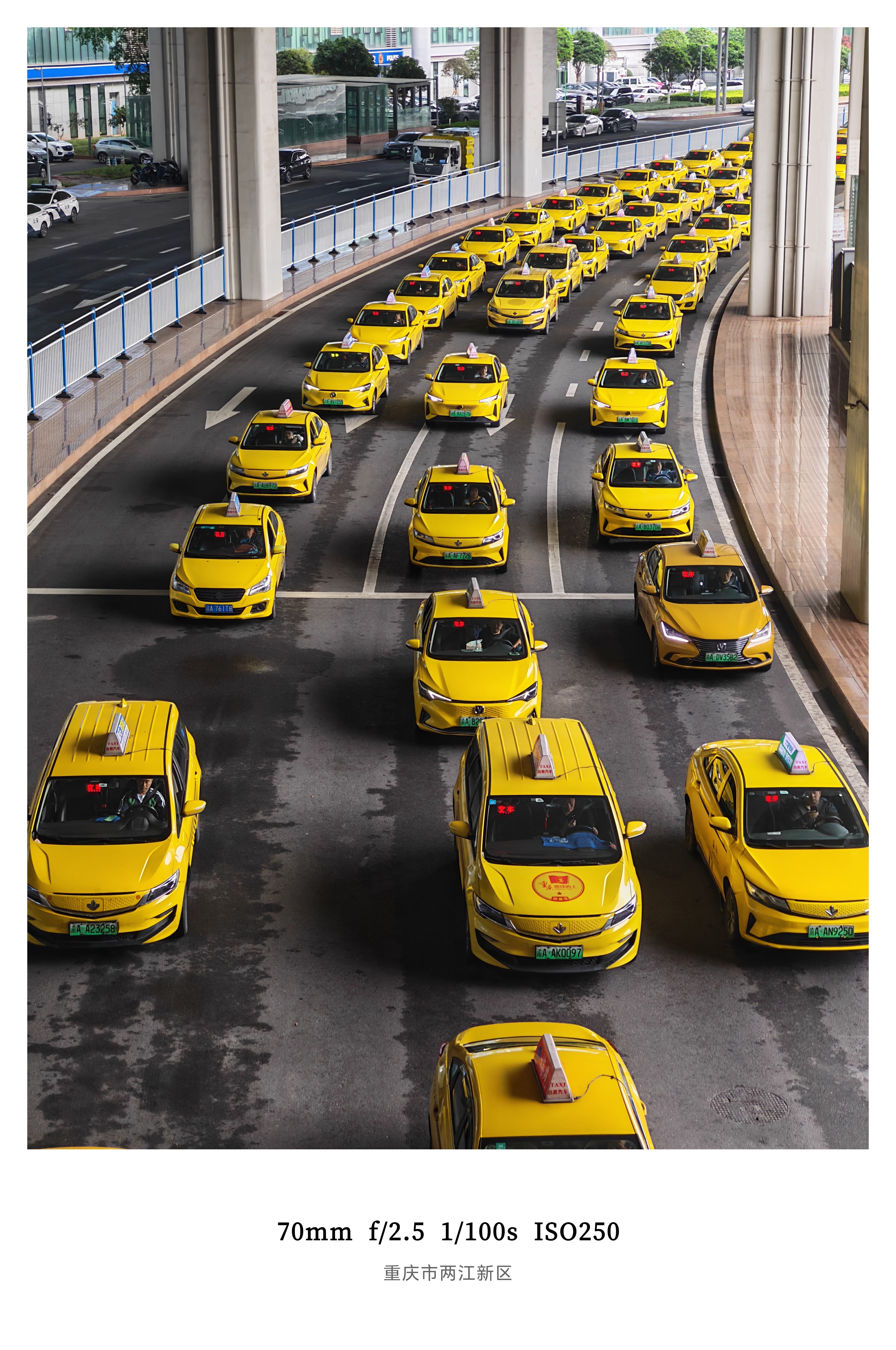 上一次来重庆好像还是一年前还是熟悉的黄色法拉利和棕色小熊但是酒店电视上这个「施宗