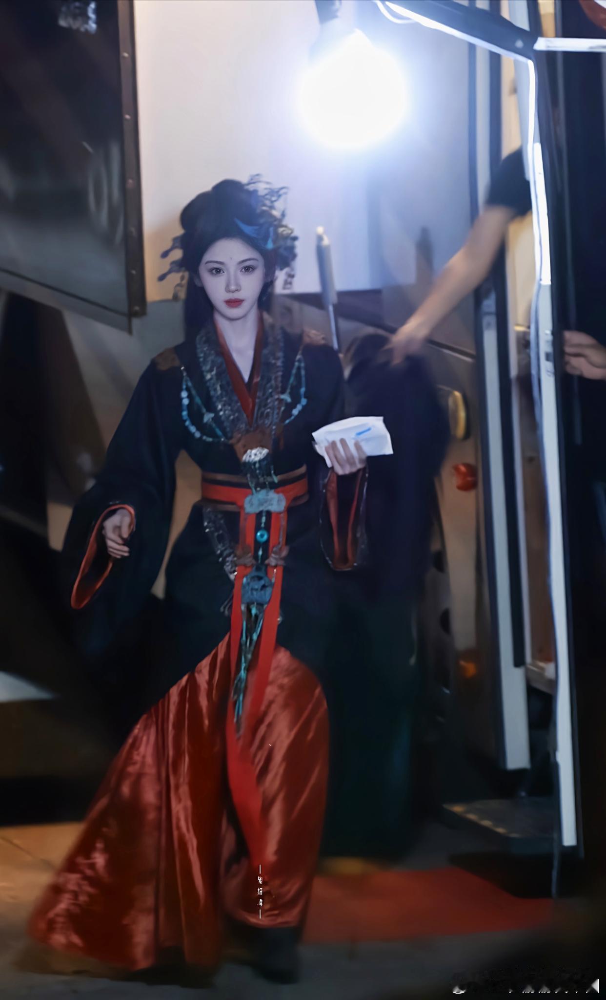 鞠婧祎今日《万花世界》苏绿夏夜戏！ 