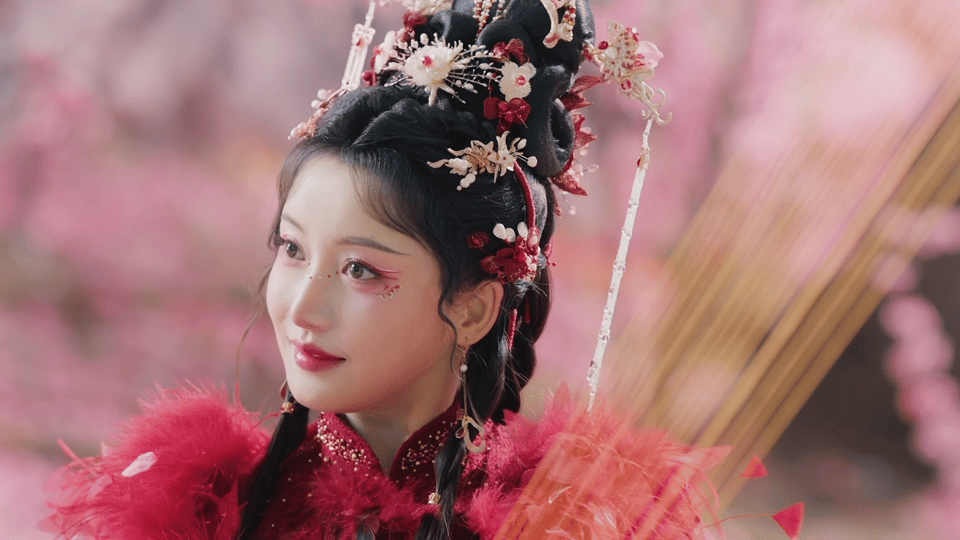 姜贞羽戴着妙脆角就开大了 姜贞羽把红姑娘演活了！红色指套乍看像妙脆角，可她抬腕出