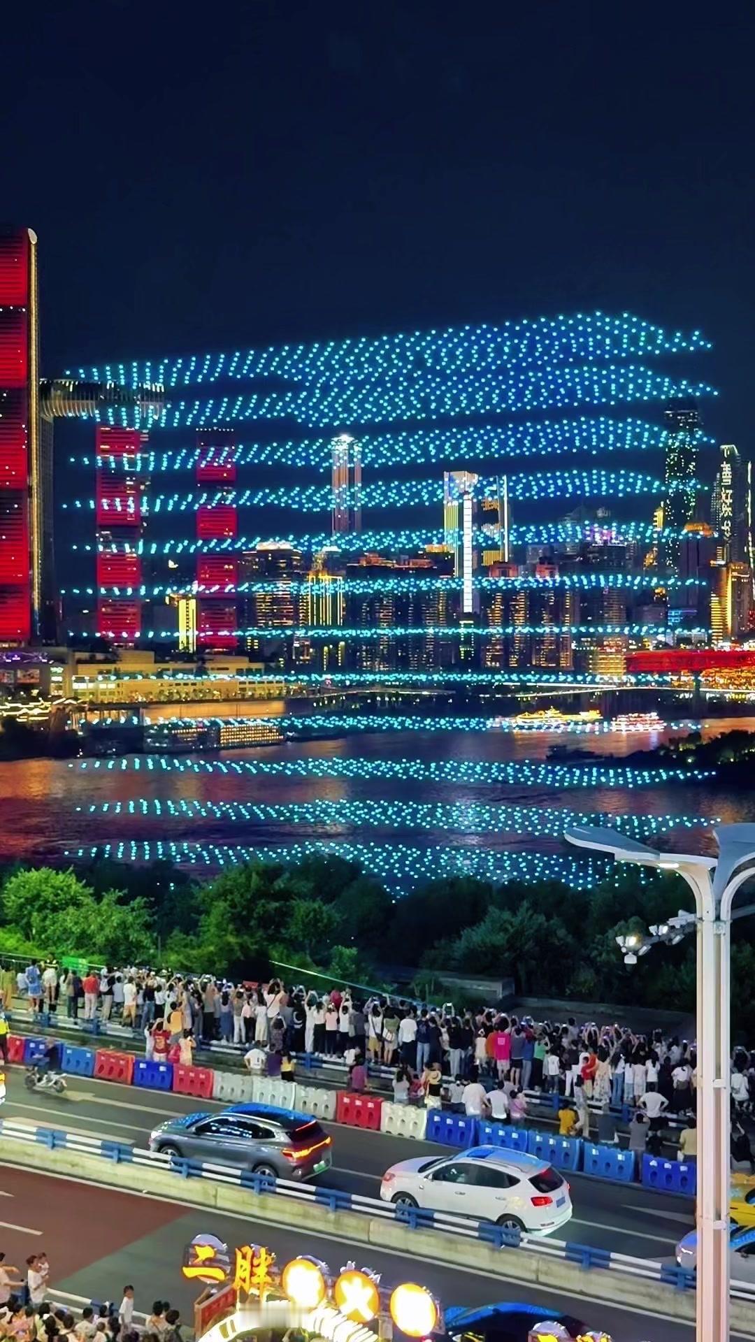 重庆的魔幻夜景，原来藏着这样的浪漫！无人机群在夜空中拼出星河、图案，与山城的灯火